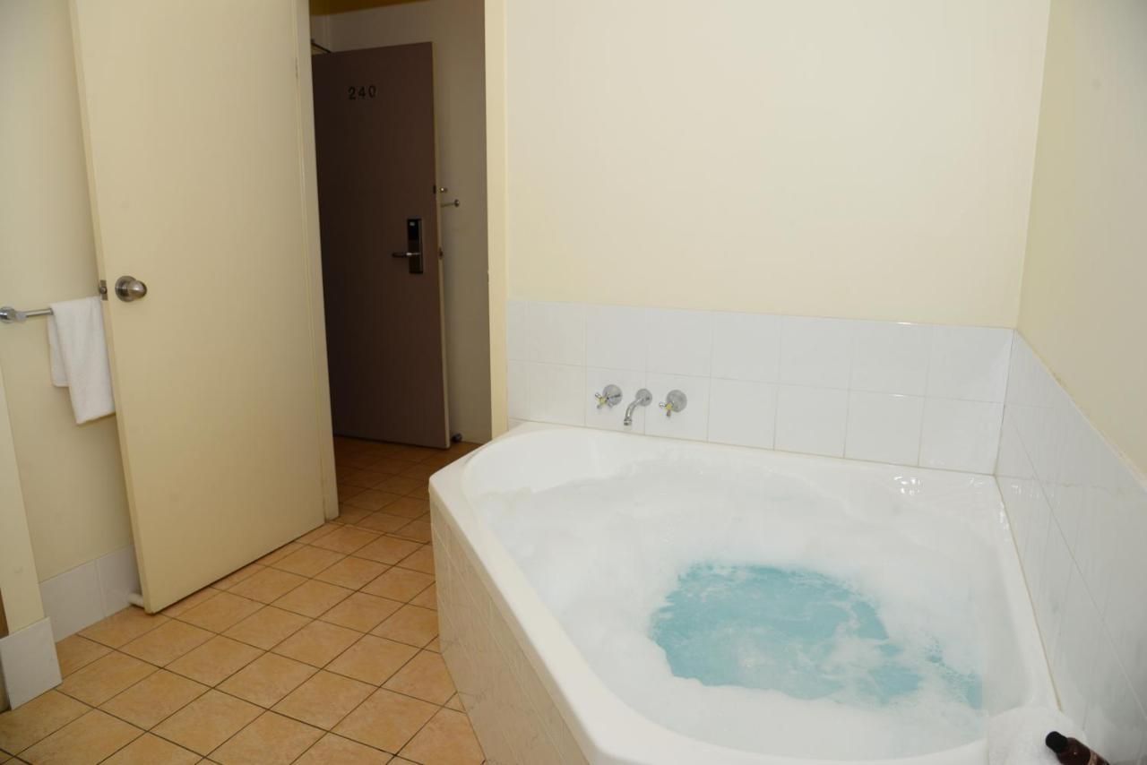 Bounty Workers Club Motel 4*